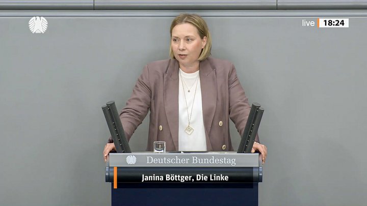 Janina Böttger spricht im Bundestag zum 250-jährigen Jubiläum der Unabhängigskeitserklärung der USA.