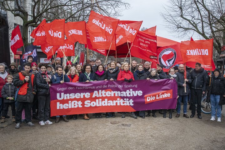 Gruppenbild mit Mitgliedern der Linken hinter einen Banner mit der Aufschrift "Unsere Alternative heißt Solidarität"