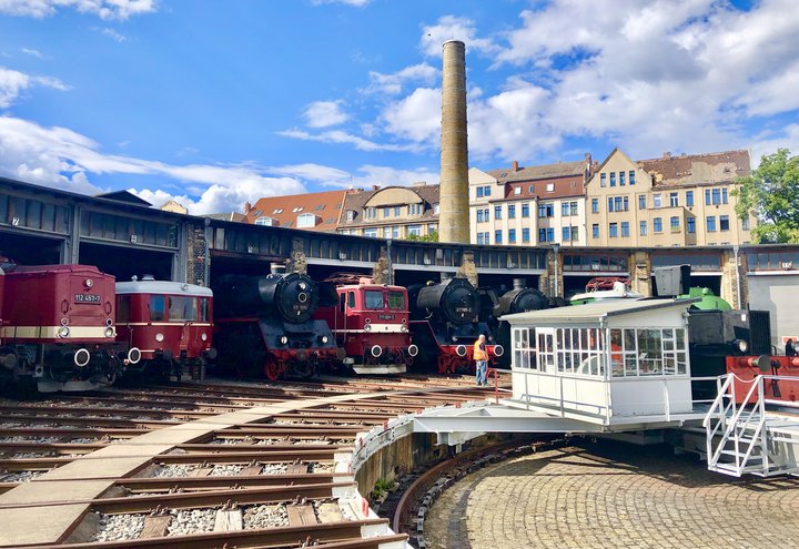Lokomotiven auf einer Drehscheibe, Ansicht des DB-Museums in Halle